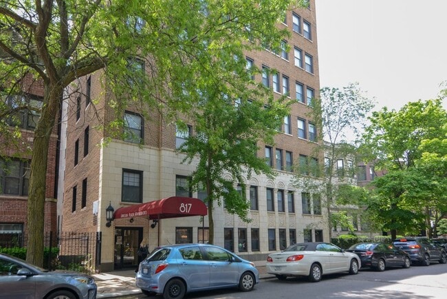 Building Photo - 818 W Lakeside Pl Unit A00C