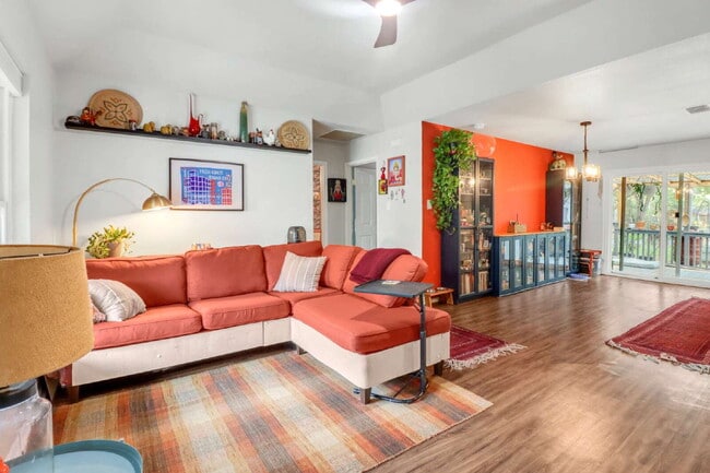 Photo - "Charming 3-Bed, 2-Bath Oasis on West Mistletoe Avenue – Spacious 1140 Sq Ft in San Antonio!"