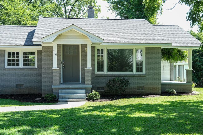 Photo - Charming 3/2.5 House with Lawn Care included!