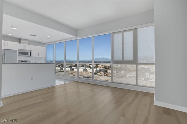 Building Photo - 4525 Dean Martin Dr Unit 1010 Rental