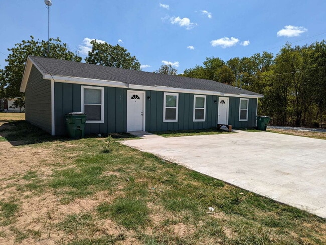 Building Photo - 301 E Bowie St Unit B Rental