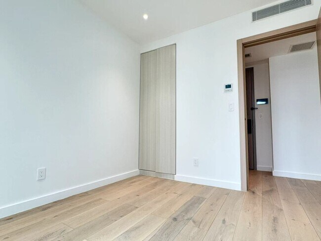 Photo - 4262 Hunter St