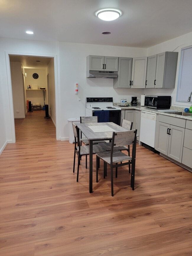 Photo - 112 Dodge St Unidad Lower Apartment