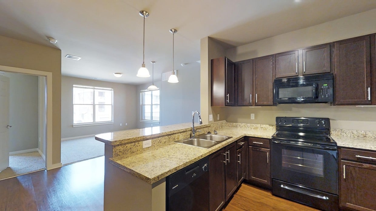 Photo - Shadow Lake Square Apartments