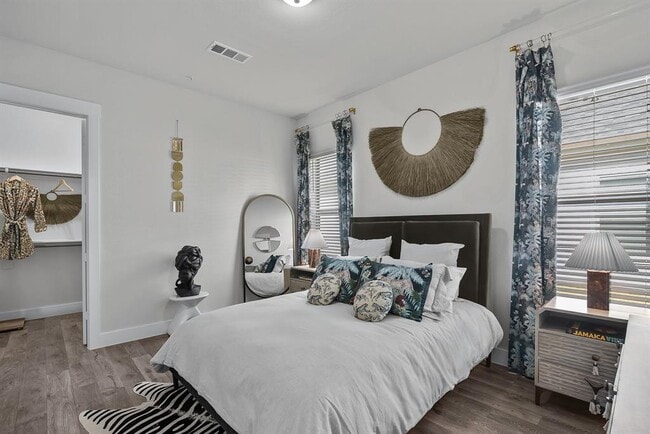 Photo - 476 Suffield Dr