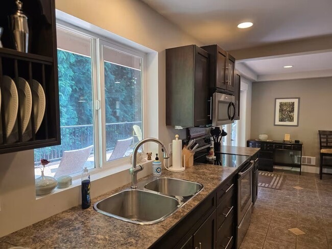 1937 Cedar Park Dr N