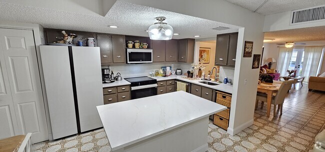 Building Photo - 2206 NE 7th St Rental