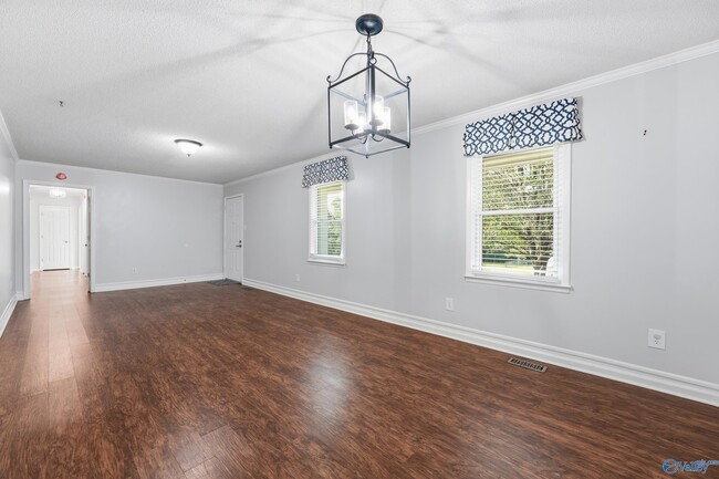 910 Lark Cir
