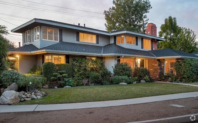Building Photo - 1915 Canyon Close Rd Rental
