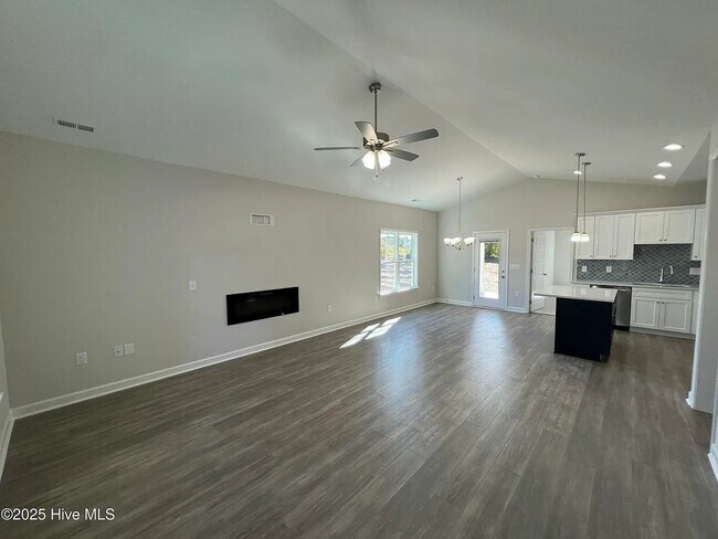 Photo - 403 Creeks Edge Dr