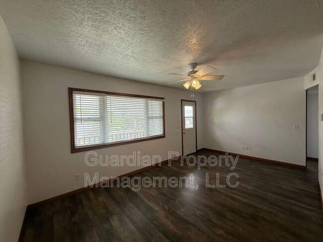 Photo - 1135 N College Dr