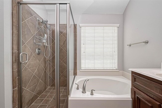 Building Photo - 5523 Stoneridge Ct