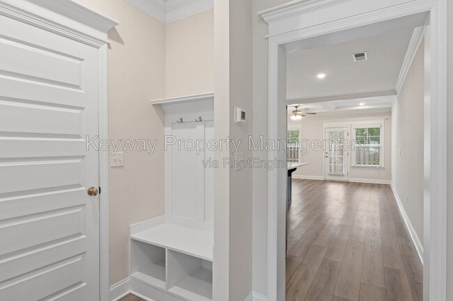 Photo - 1047 Linsmore Ave