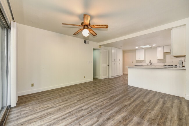 Photo - 527 Scripps Dr