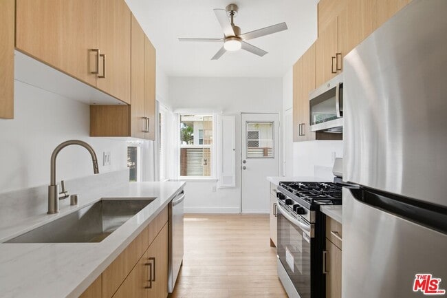 Building Photo - 2317 Ocean Park Blvd Unit A