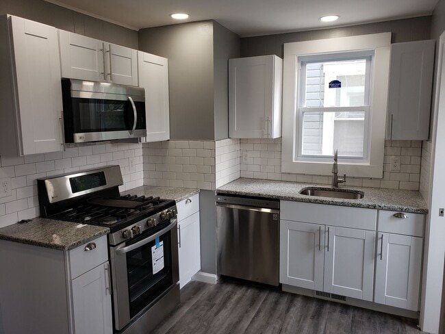 End row home with stainless appliances, wa... - End row home with stainless appliances, wa...