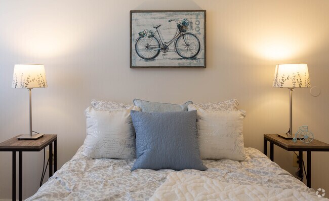 2BR, 1BA - 897 SF