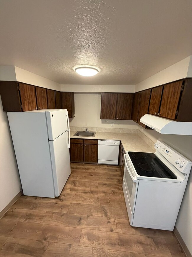 Photo - Charming 2 Bedroom Duplex With Fenced Yard In Quiet Neighborhood!
