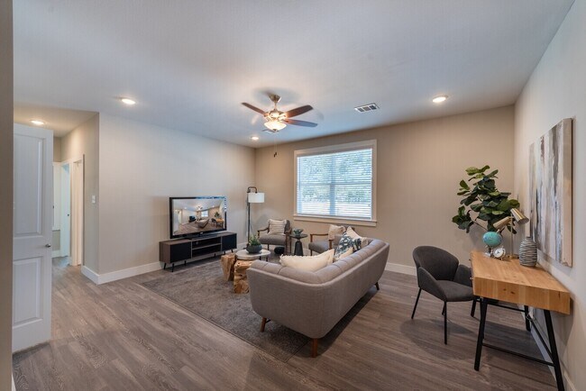 Photo - High-End Living, Perfectly Executed! Unit AEM2