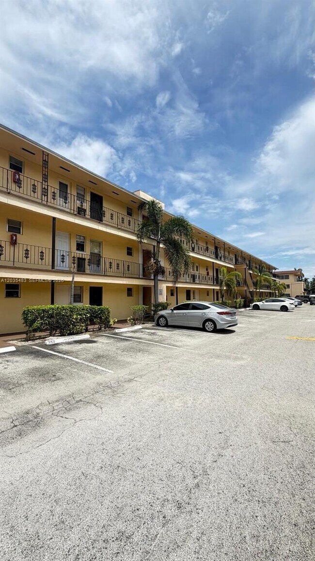 Photo - 20200 NE 27th Ct Unidad 9