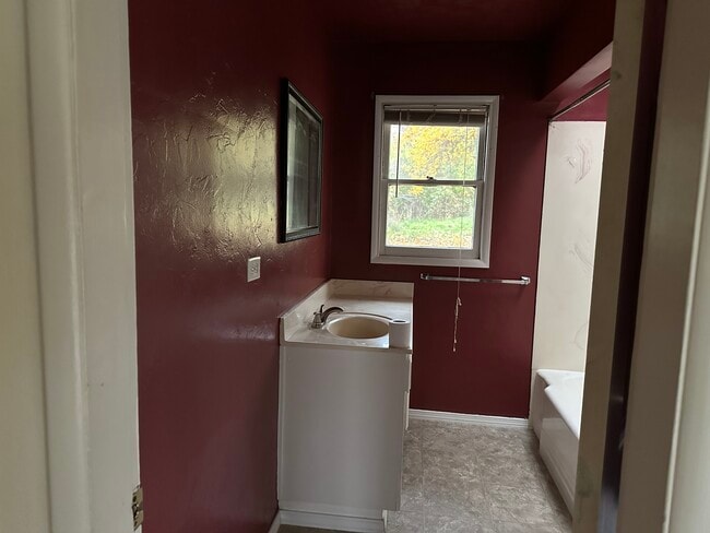 Photo - 1060 NE Churchill St