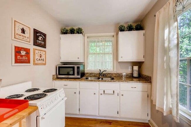 Photo - 203 E Davis St
