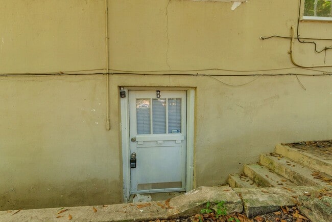 Photo - MOVE IN SPECIAL!!! $699- Updated 2 bed/1 bath apartment near Medical Center, with brand-new appli...