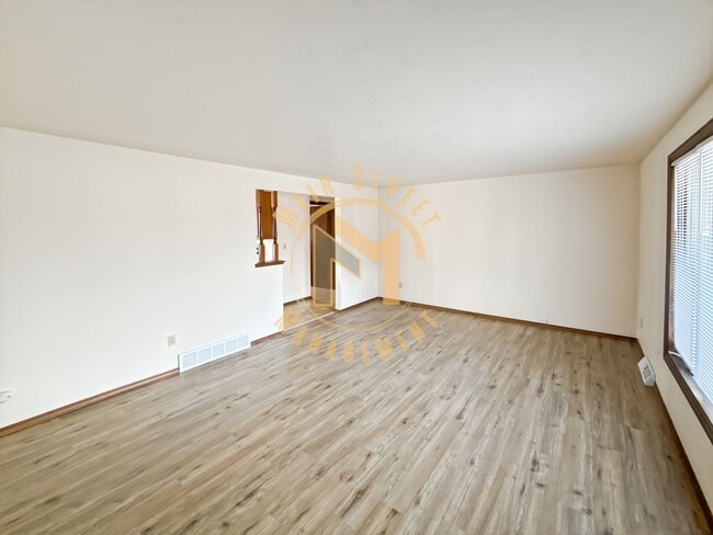 Photo - 2-Bedroom Duplex in Green Bay – Spacious Y...