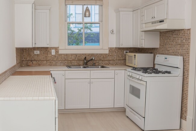 Photo - 1115 Broadway Avenue J