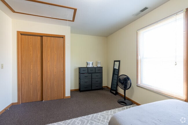 1BR, 1BA - 480SF - Bedroom
