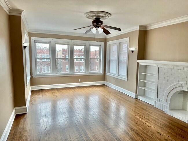 Living Room - 6327 N Oakley Ave Unit 3