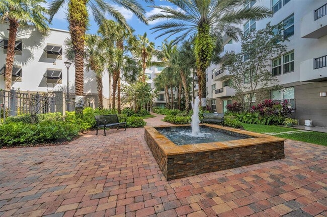 Photo - 2421 NE 65th St Unidad 2-113