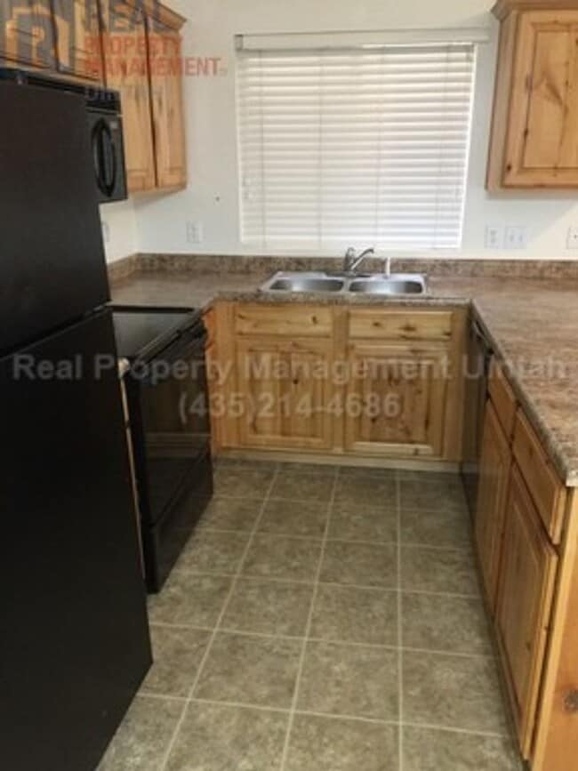 Photo - 3 Bed 2.5 Bath Townhome in Split Mountain.