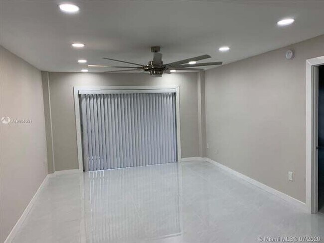 Building Photo - 4176 Inverrary Dr Unit 303 Rental