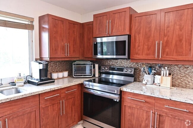 Building Photo - 6788 Via Regina Rental