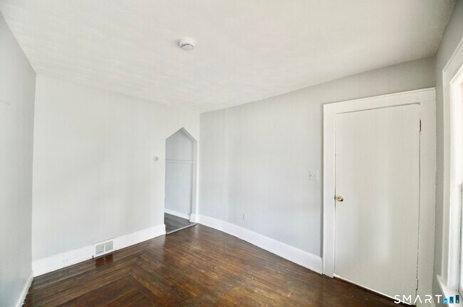 Photo - 2310 Barnum Ave Unidad First floor