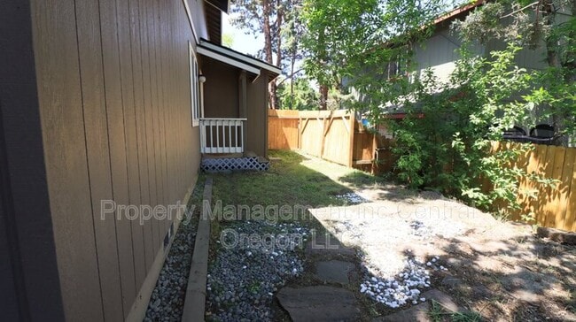 Photo - 2010 NE Full Moon Dr