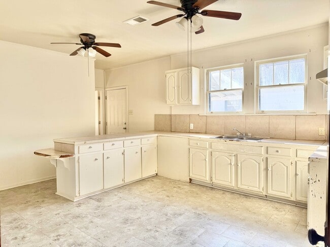 Photo - 452 Bernardo St