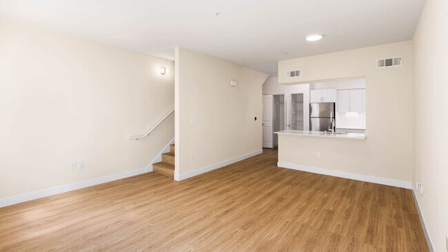 Sala de estar con suelo de superficie dura - South City Station