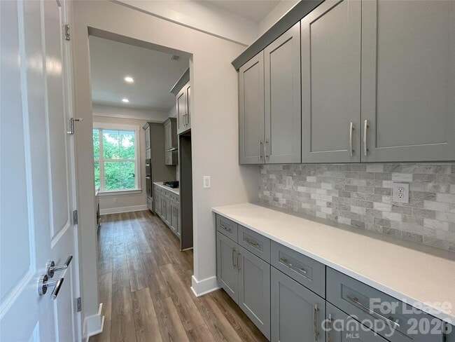 Photo - 1014 Parkes St