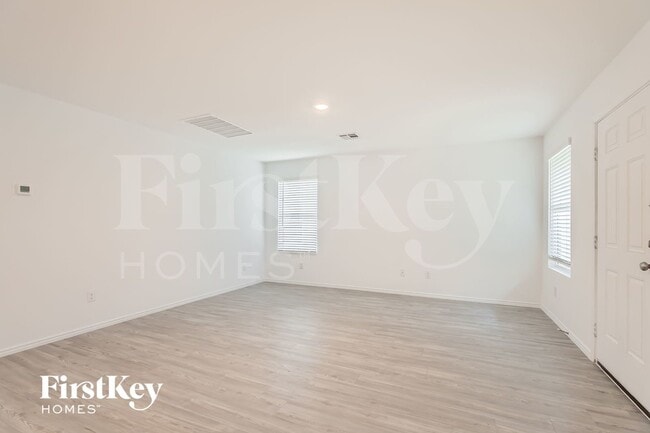Photo - 1335 White Willow