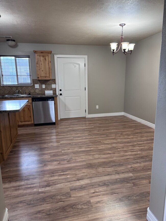 SUPER CUTE 3 BED 1.5 BATH TOWNHOME AT THE Townhome Rental in