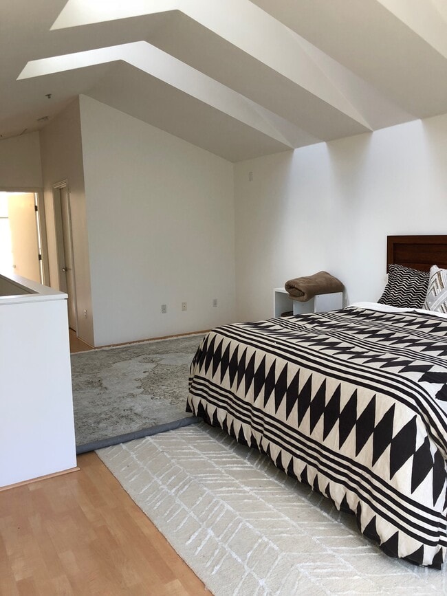 Dormitorio tipo loft - muebles solo para exhibición - 44 Iron Horse Ln