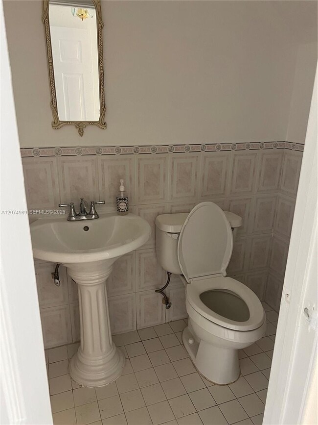 Photo - 627 W 68th St
