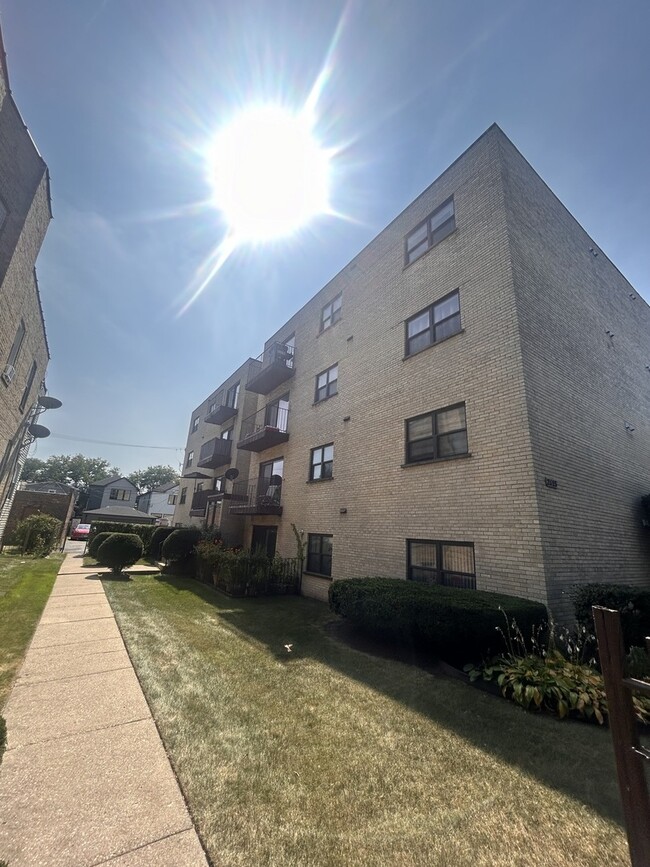 Building Photo - 2615 W Foster Ave Unit 302 Rental