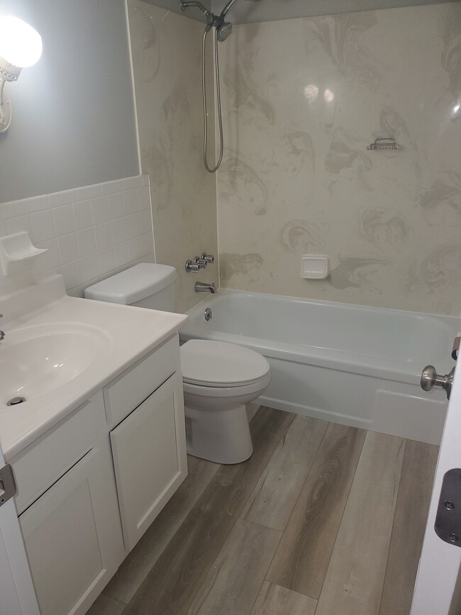 Photo - 20 Eastgate Ave W