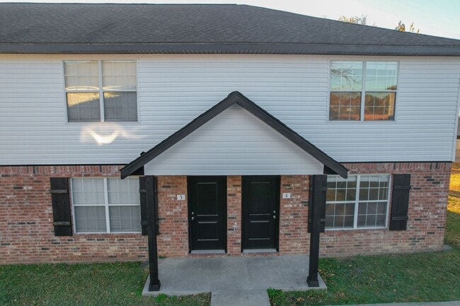 Building Photo - 2 bedroom 2.5 bath townhouse located close...