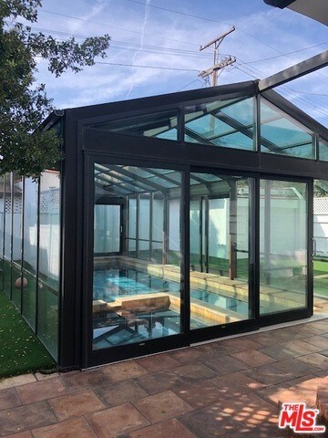 Piscina cubierta y al aire libre y spa - 10521 Almayo Ave