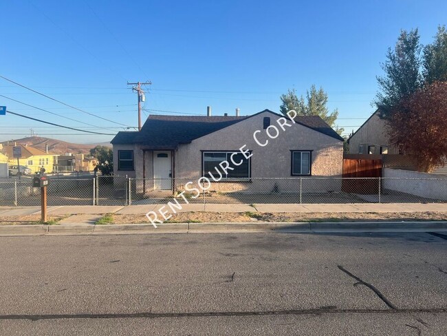 Building Photo - 101 E Desert View Dr