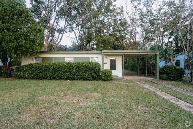 Building Photo - 3 bed / 1 bath In Town with Carport/Yard Rental